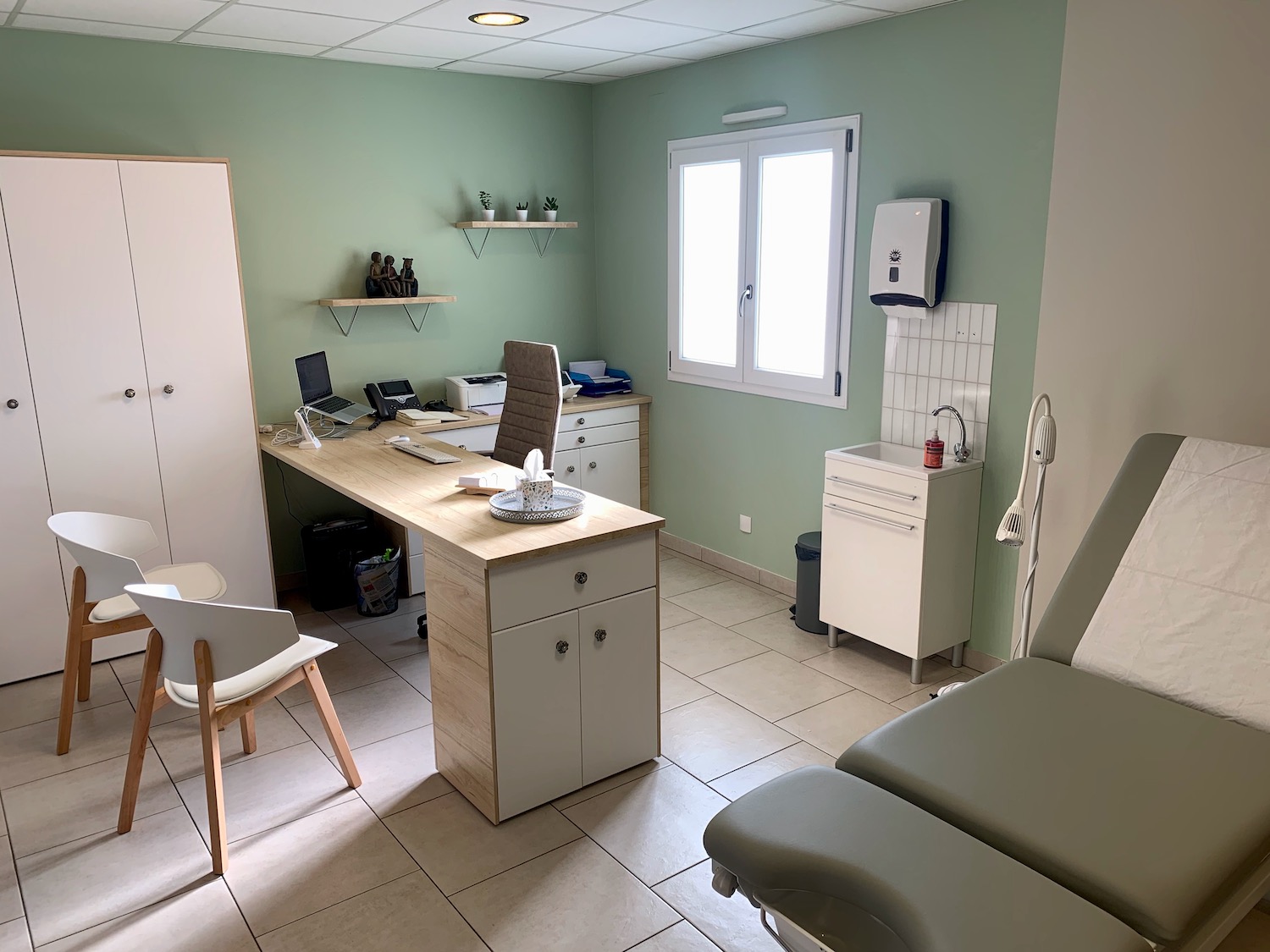 Bureau du cabinet médical du Docteur THELLIER Salle d'examen du Docteur Charlotte THELLER à Niedernai